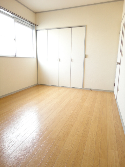 Living and room. Western-style is 6 Pledge!