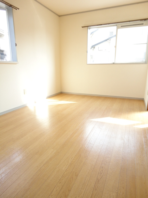 Living and room. Bright living room with two-sided lighting! Ventilation is also good!