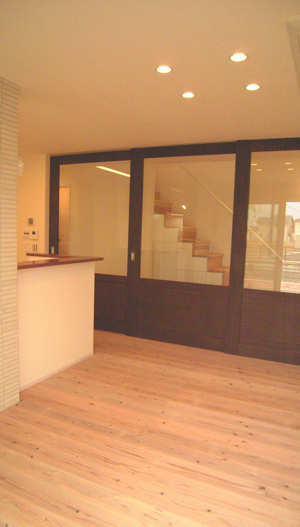 Model house photo. Dining next to the sliding door is transparent glass. Since the line of sight escapes, Space and is felt widely.