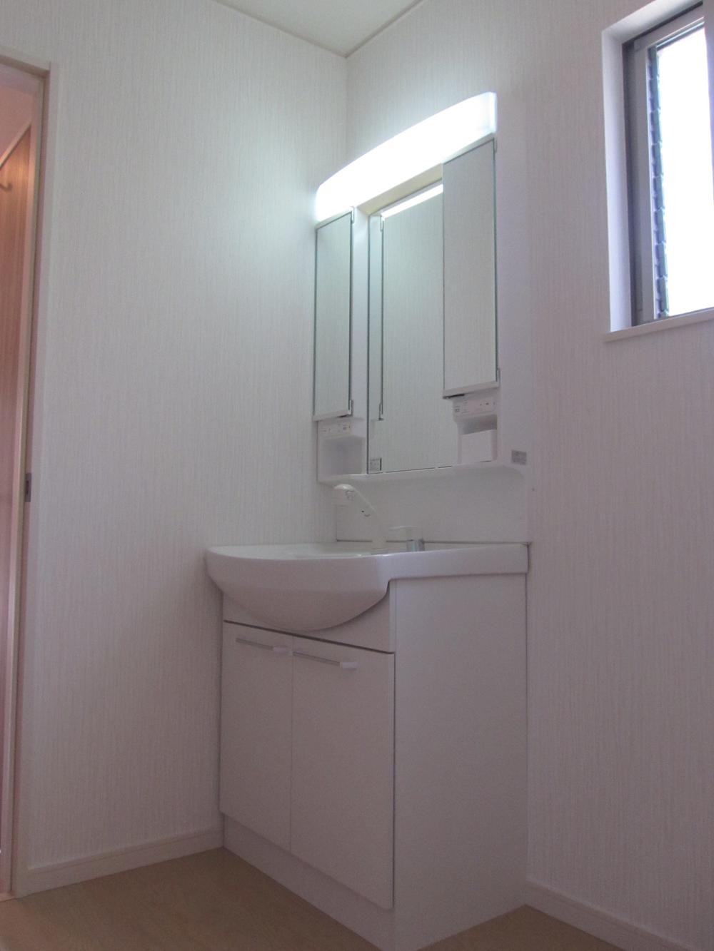 Wash basin, toilet.  ◆ Wash basin (August 2013) Shooting