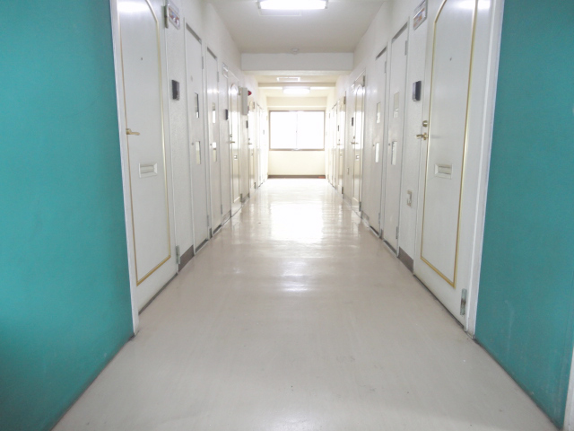 Other common areas. Shared hallway ^^ not wet in the rain