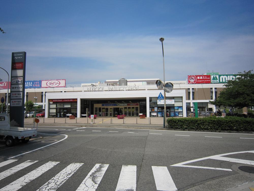 Shopping centre. Nickel Parktown 150m to