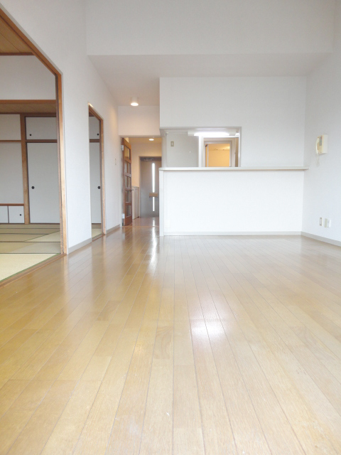 Living and room. Balcony - LDK13.5 pledge from ^^