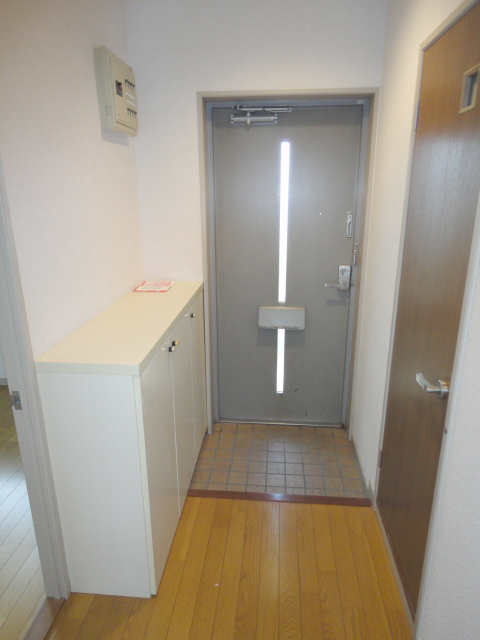 Entrance. There cupboard ^^