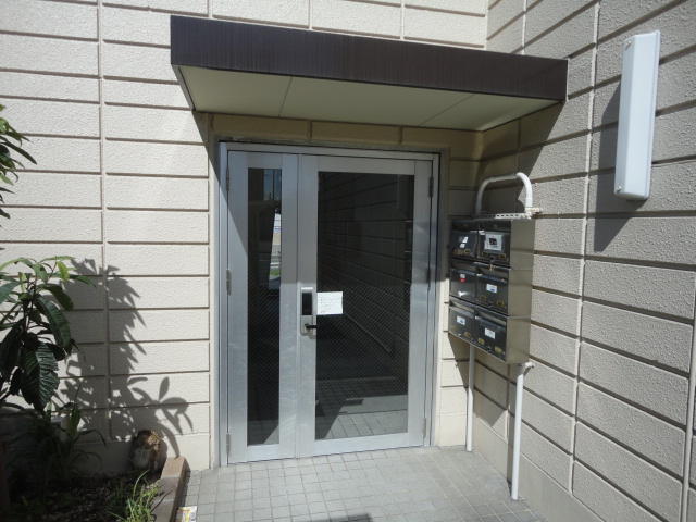 Entrance. Peace of mind ^^ in with auto lock