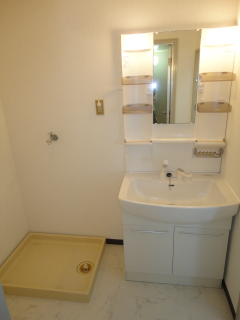 Washroom. Vanity had made ^^ with vanity dressing room ^^ shower