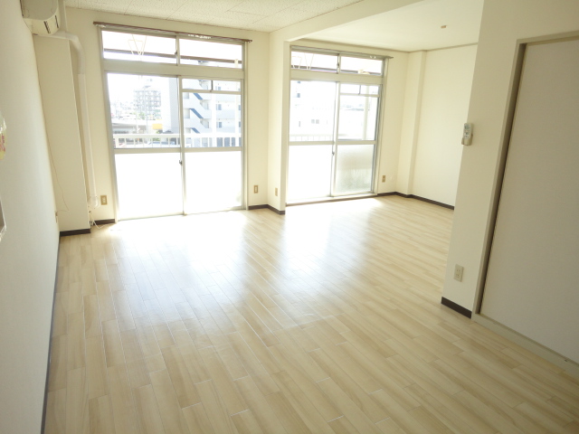 Living and room. Renovated in quires LDK16!