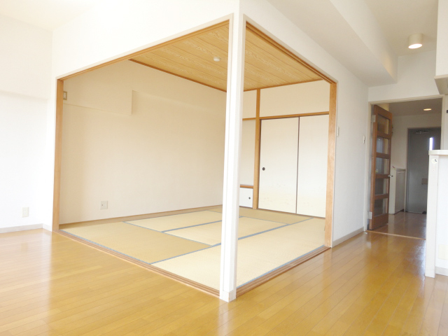 Other room space. Japanese-style room 6 Pledge ^^ from the living room
