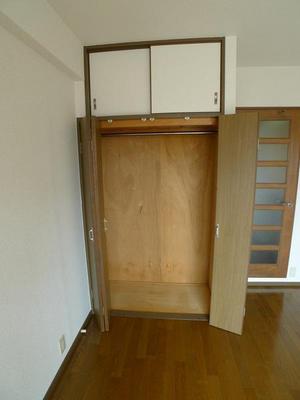 Receipt. Plenty with storage of up to ceiling.