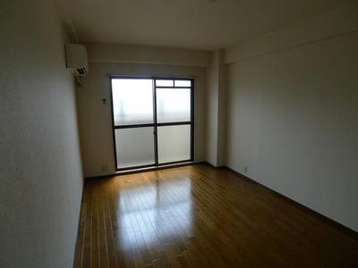 Living and room. Comfortable and air-conditioned.