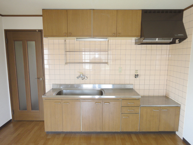 Kitchen. Wide sink ^^