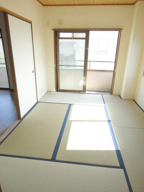 Other room space. Facing south in the bright Japanese-style room 6 quires ^^