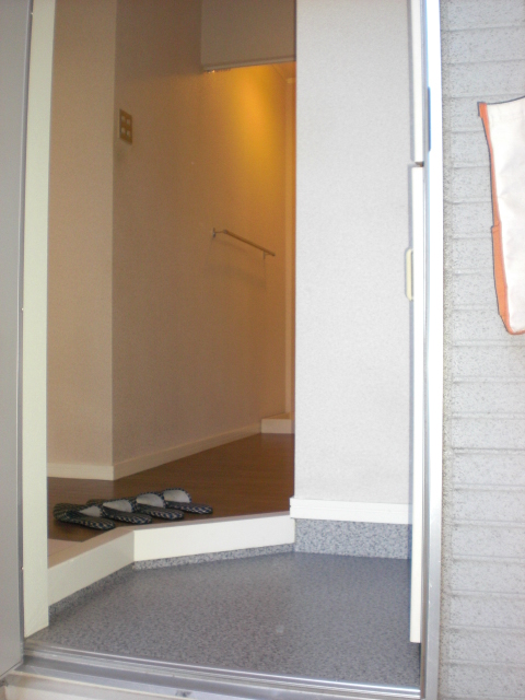 Entrance. There cupboard ^^