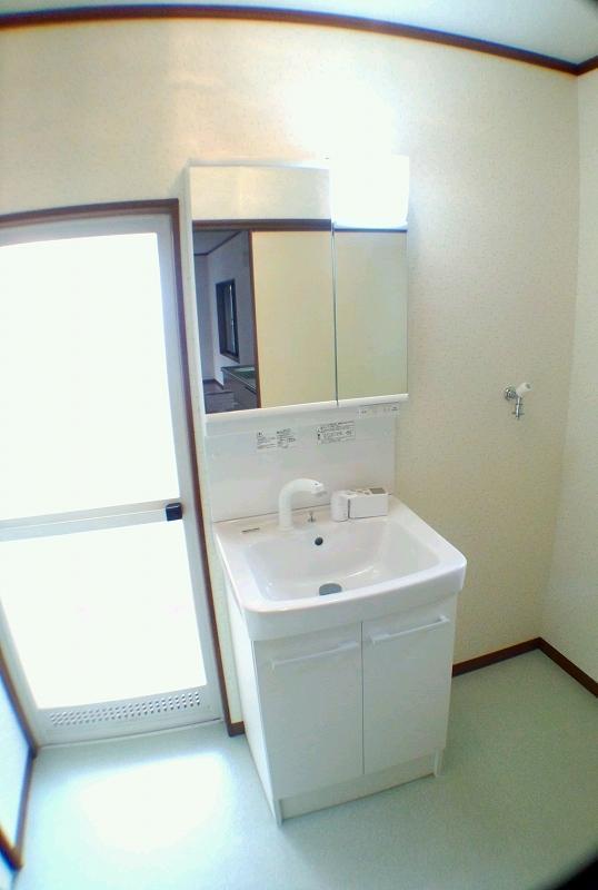 Wash basin, toilet. Room (August 2013) Shooting