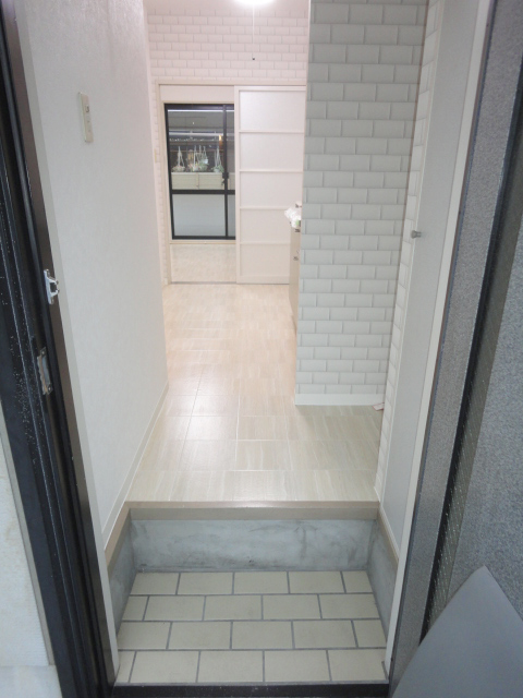 Entrance. There cupboard ^^