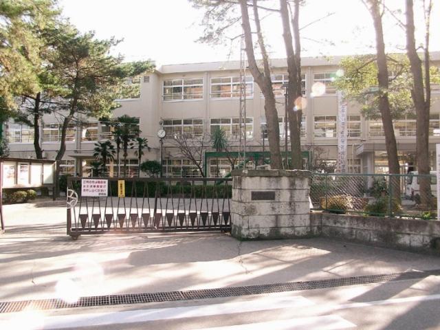 Junior high school. Hamanomiya 2200m until junior high school
