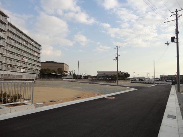 Local photos, including front road. Frontal road