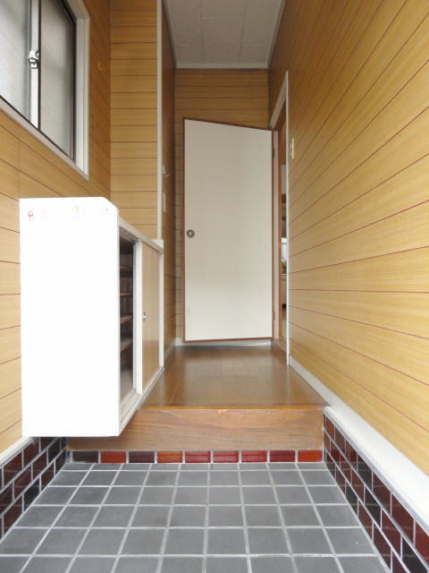 Entrance. There cupboard ^^