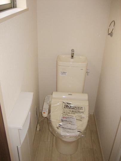 Toilet. First floor toilet (November 2013) Shooting