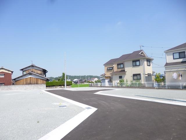 Local photos, including front road. Frontal road