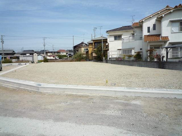 Local photos, including front road. Local Photos