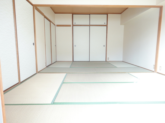 Other room space. You can use Japanese-style room 6 quires & Japanese-style room 6 quires widely!