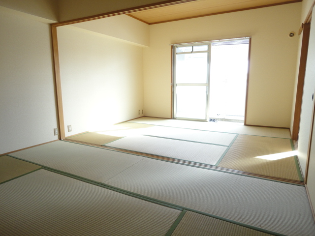 Other room space. You can use Japanese-style room 6 quires & Japanese-style room 6 quires widely!