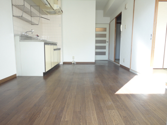 Living and room. Bright DK7.5 Pledge!