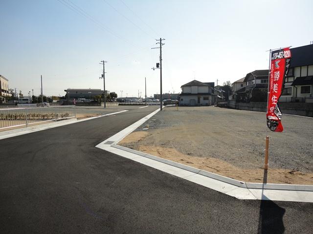 Local photos, including front road. Please have a look the full sense of openness local