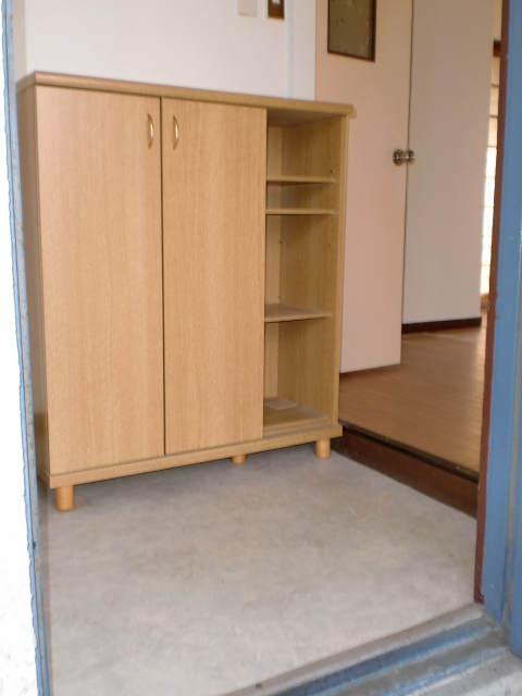 Entrance. With cupboard!