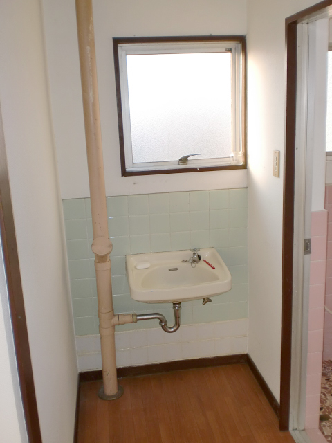 Washroom. Wash basin!