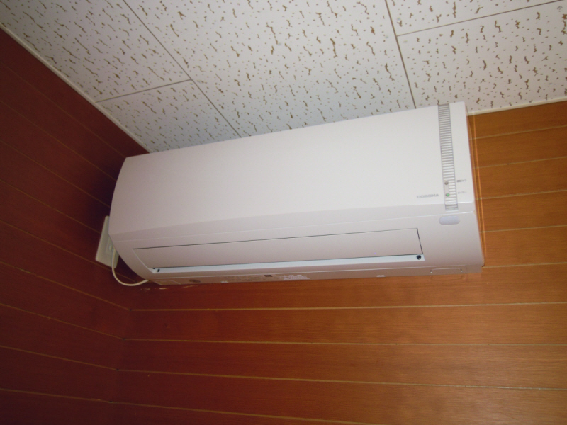 Living and room. It comes with air conditioning.