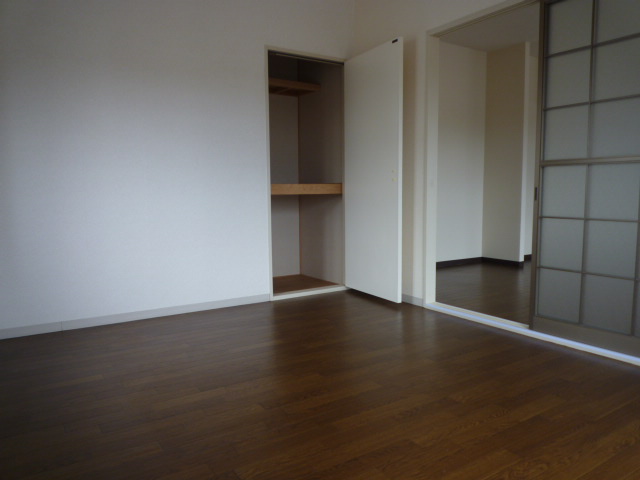 Other room space. There Interoceanic storage