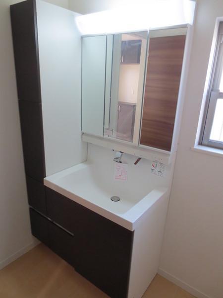 Wash basin, toilet. Washbasin with shower.