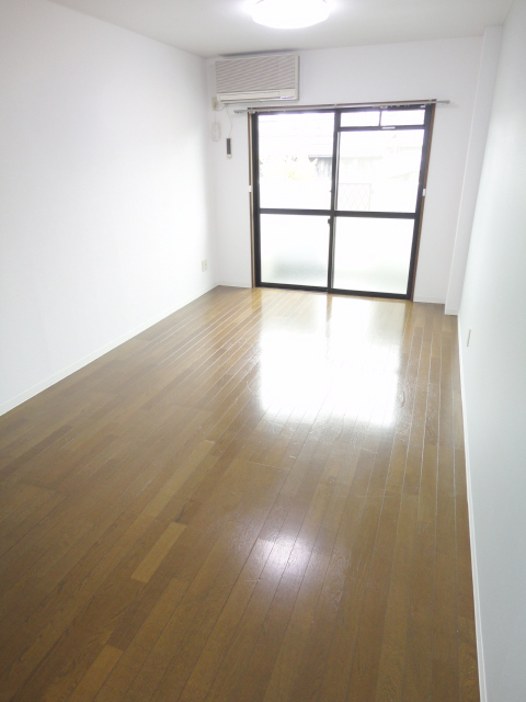 Other room space. 8 pledge Western-style from the closet ^^