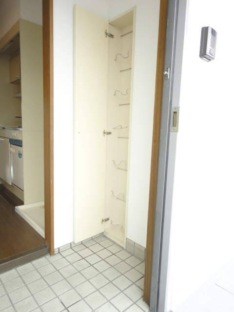 Entrance. ^^ That there shoebox