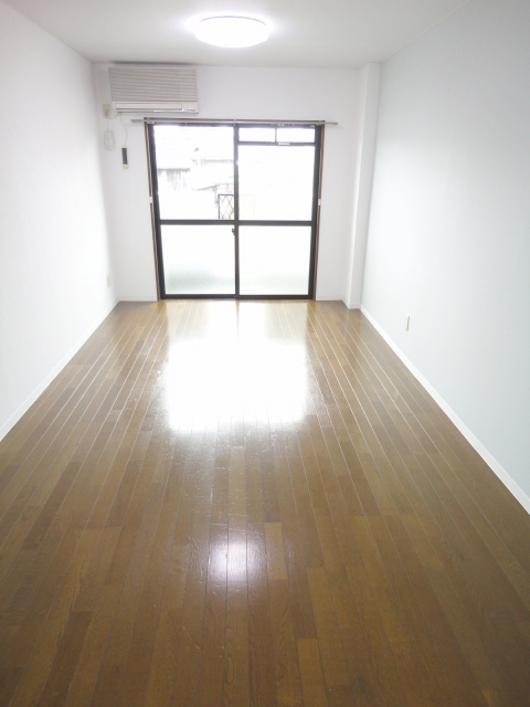 Living and room. Per diem good Western-style 8 quires ^^