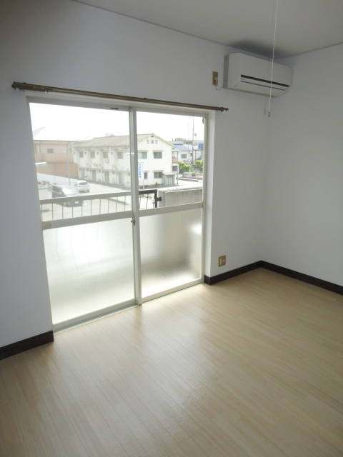 Living and room. Facing south in a bright room ^^