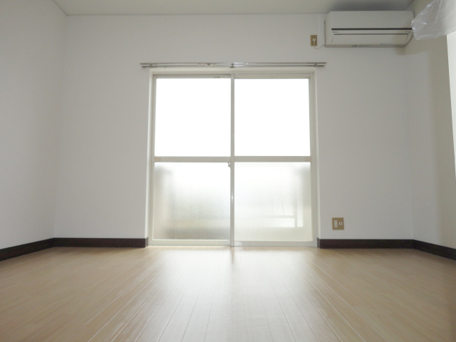 Living and room. Facing south in the bright Western-style ^^