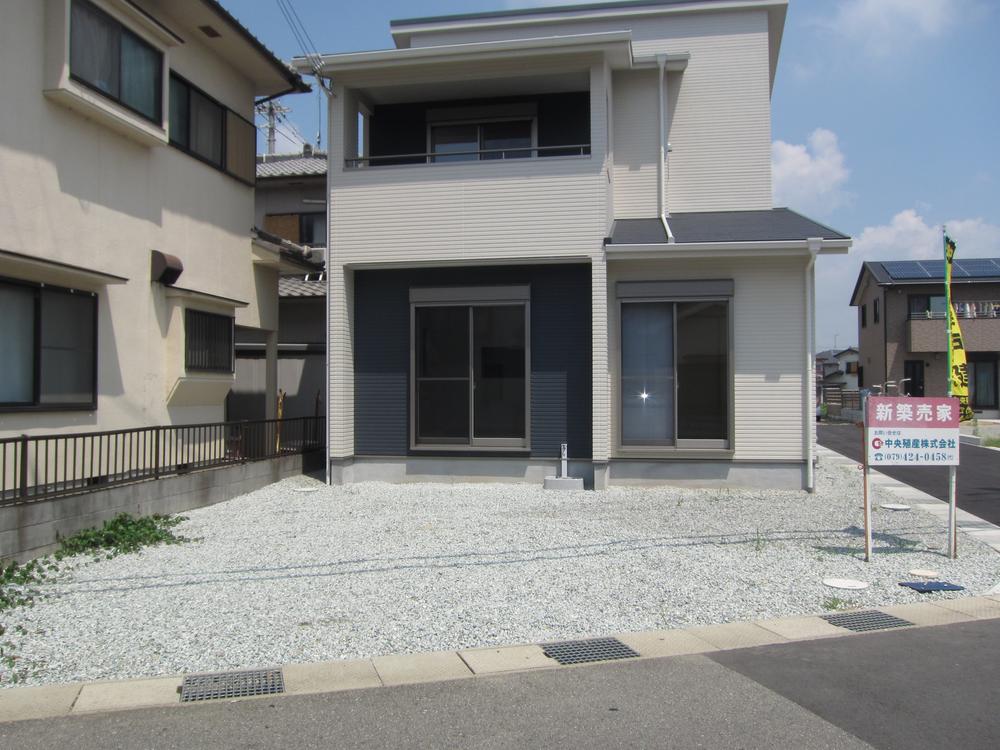 Local appearance photo. ◆ Local (August 2013) Shooting ☆ Parking spaces 3 units can be