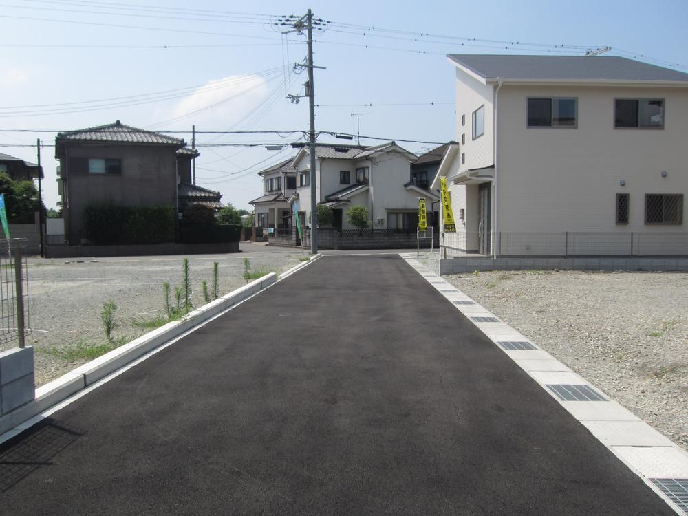 Local photos, including front road. ◆ Local (August 2013) Shooting