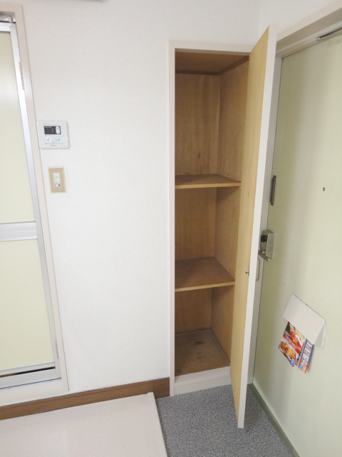 Entrance. With cupboard ^^