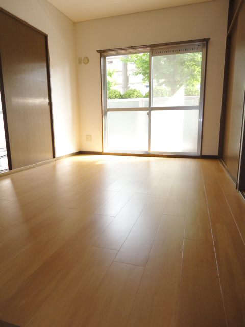 Other room space. Bright is 6 Pledge Western-style!