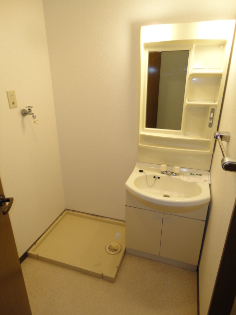 Washroom. Wash basin ・ Washing machine in the room!