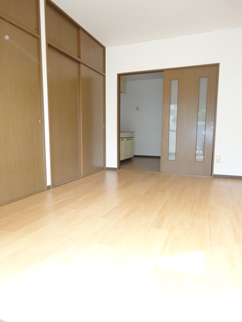 Other room space. Bright is 6 Pledge Western-style!