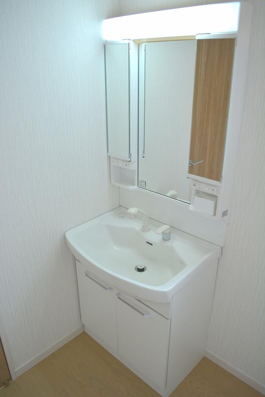 Wash basin, toilet. Local (August 2013) Shooting