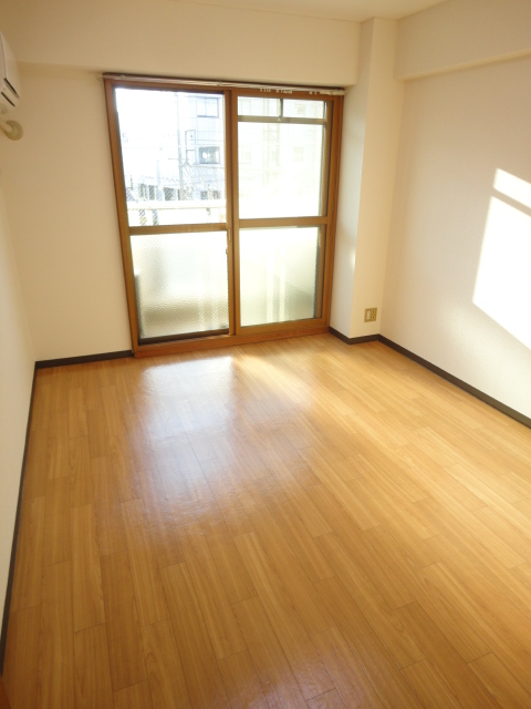 Living and room. Per diem good and bright rooms ^^