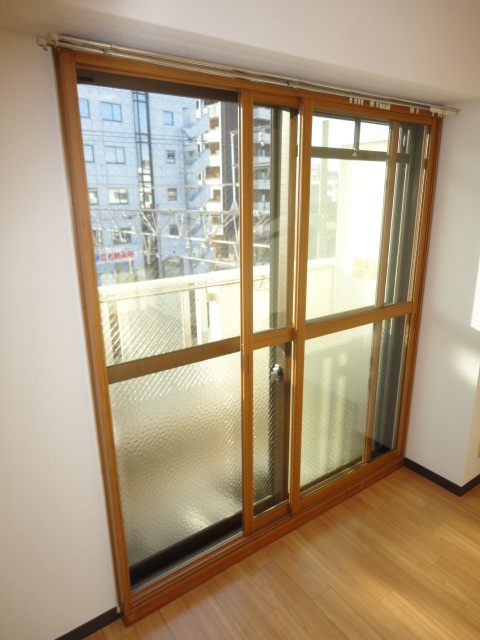 Other Equipment. Soundproofed with double sash ^^