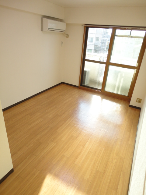 Living and room. Per diem good and bright Western-style ^^