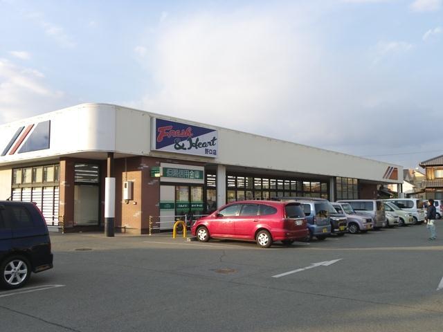 Supermarket. 600m to Maruay